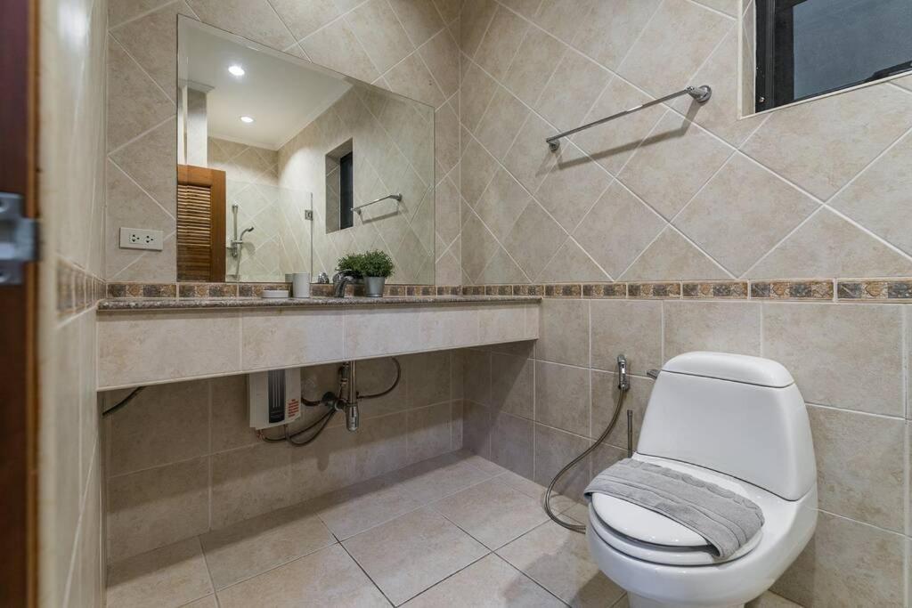 Anb Poolvilla 3Br Walk Private Beach In Pratamnak Pattaya Luaran gambar